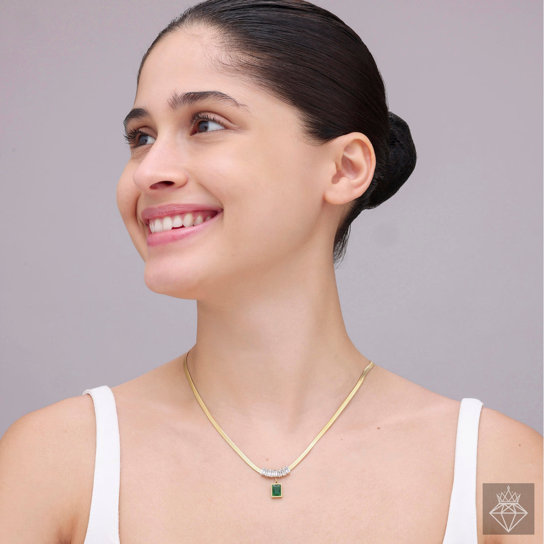 Green Goddess: PRAO's Emerald Pendant Necklace