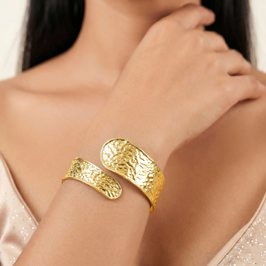 PRAO Bracelet Anti-Tarnish Hammered Texture Cuff (Adjustable Size)