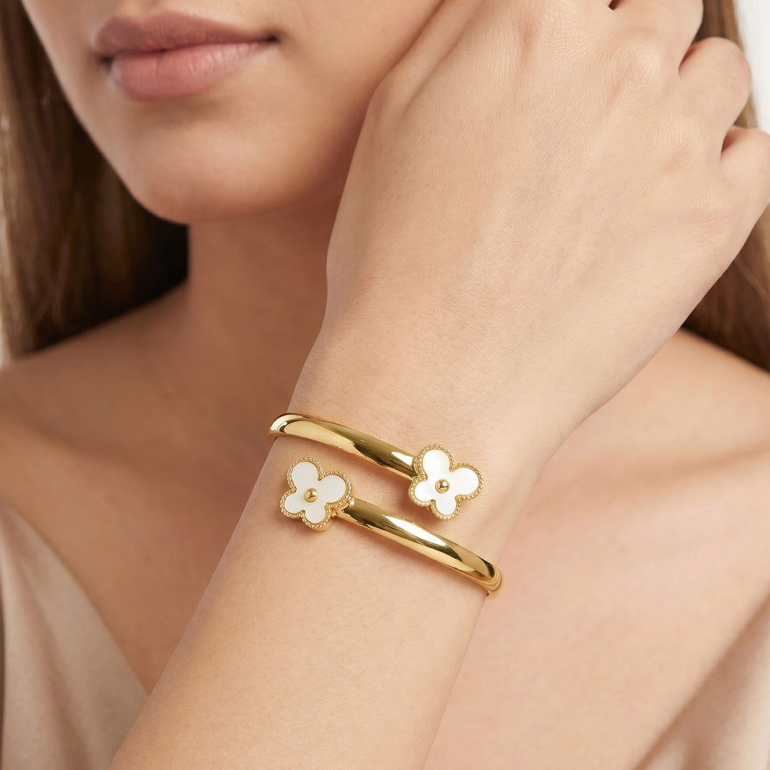 PRAO Bracelet Anti-Tarnish Openable Bangle With White Clover Motifs (Adjustable Size)