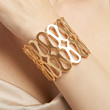 PRAO Bracelet Anti-Tarnish Boxy Cuff With Wavy Pattern (Adjustable Size)