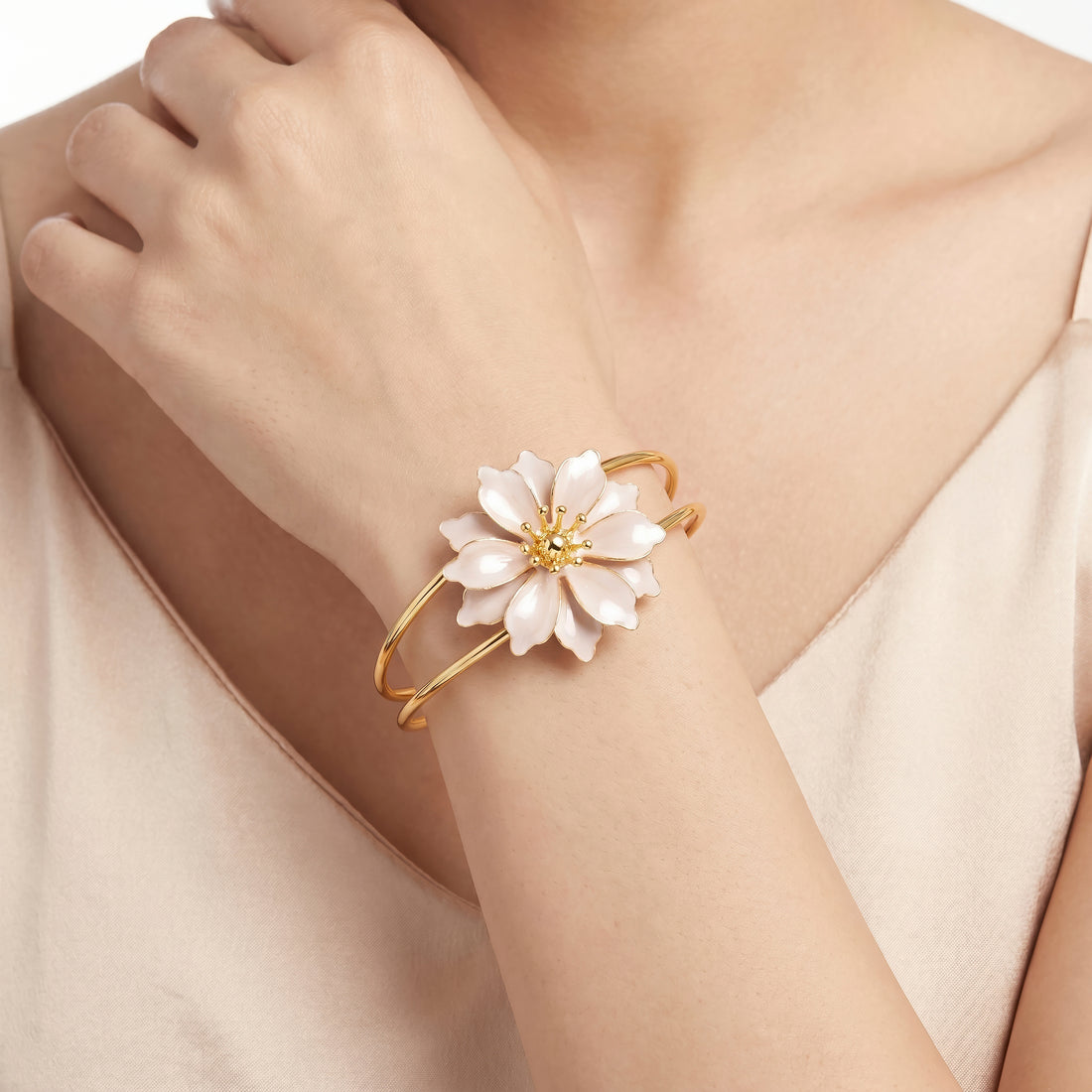 PRAO Bracelet Anti-Tarnish Matte White Flower Wire Cuff (Adjustable Size)