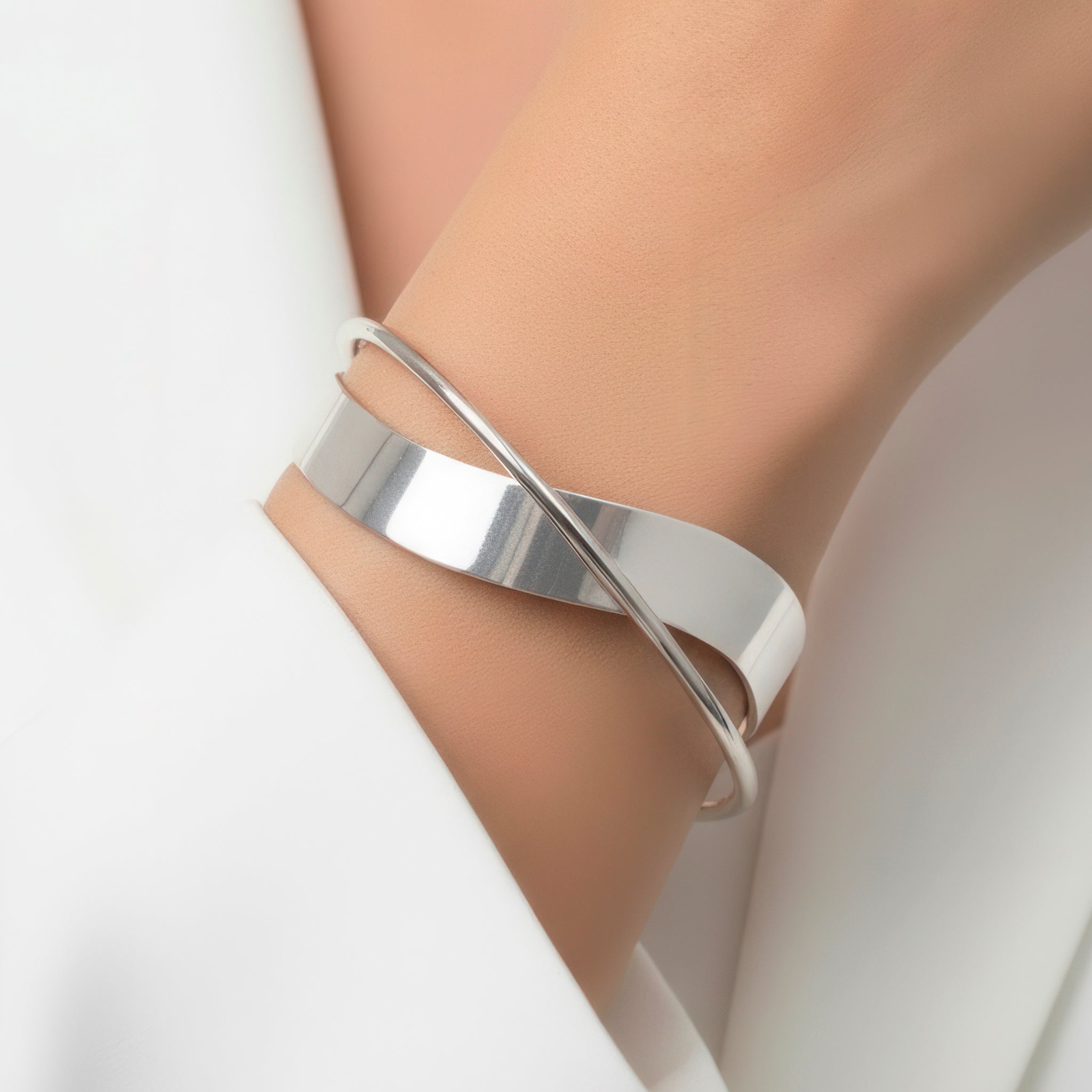 PRAO Anti-Tarnish Metallic Silver Bangle Bracelet (Adjustable Size)