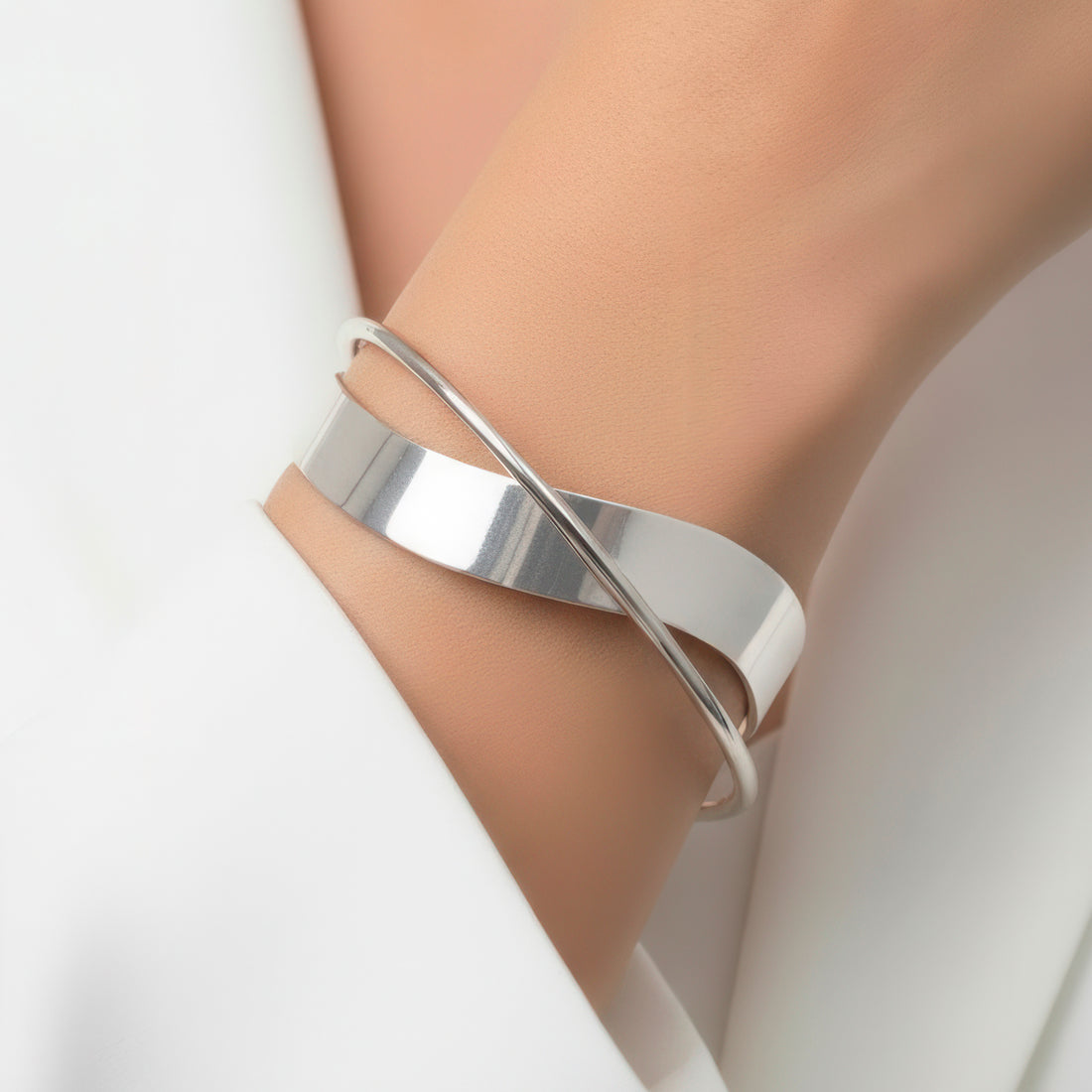 PRAO Anti-Tarnish Metallic Silver Bangle Bracelet (Adjustable Size)